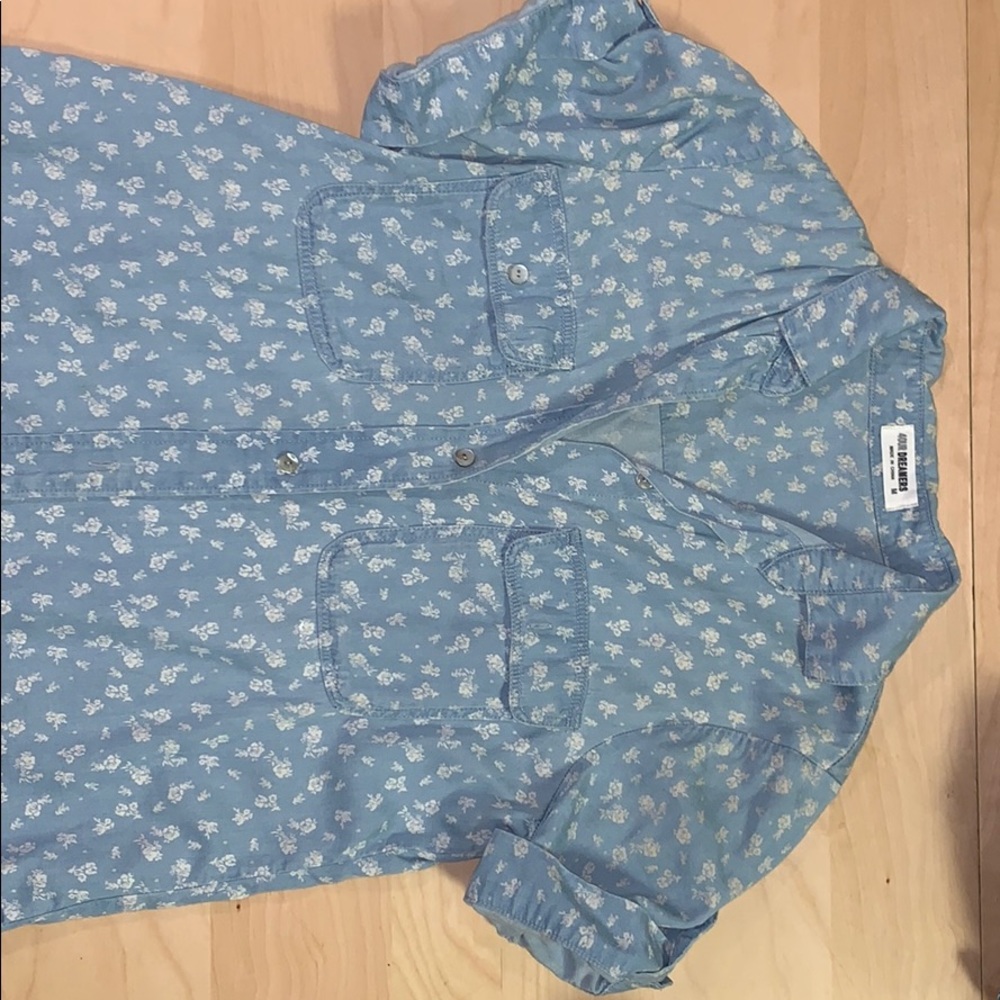 Denim 3/4 sleeve top with flowered pattern.